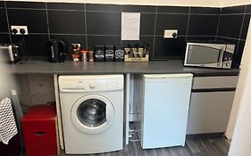 Central London Location, Close To Bars Restaurants And Train Stations